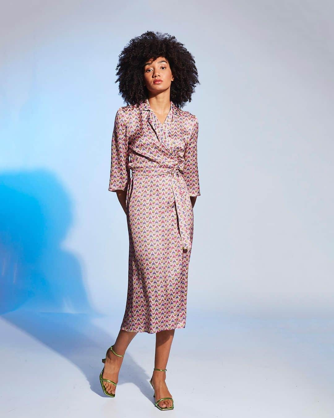 クリスティーナガヴィオリのインスタグラム：「Brighten up every occasion with this vibrant look from our #SS23 collection. Discover more in store.💖  #cristinagavioli #oliviahops #SS2023 #madeinitaly #sustainable」