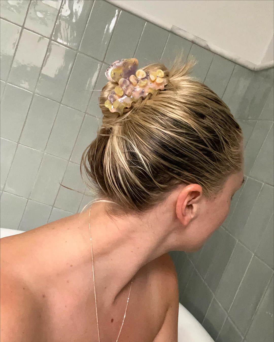 Estée Lalondeのインスタグラム：「In my hair oiling era 😂  Any tips for growing your hair?」