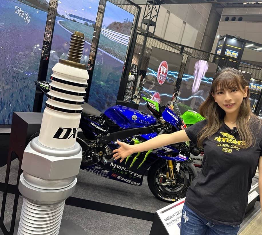 葉月美優さんのインスタグラム写真 - (葉月美優Instagram)「❥東京モーターサイクルショーでは NGKスパークプラグさんのブースに遊びに行きました♬ @ngksparkplugsofficial  . . 写真の模型は2輪専用のスパークプラグ 『NGK MotoDXスパークプラグ』 . . 電極の形が2輪専用に開発され 細く丸くなっています。 電極間の混合気の流れをスムーズにしているそう。  さらに詳しい説明はwebオートバイに載っているのでぜひ読んでみてください！  NGKスパークプラグさんのブースで説明していただき、とてもわかりやすく面白かったです(*´ω｀*)  また、ガチャガチャもさせていただきました♫ NGKスパークプラグロゴのキーホルダー⸜(*ˊᗜˋ*)⸝  スパークプラグは2輪でも4輪でも絶対に必要なパーツだからお勉強するのすごくすごく楽しい(*´ω｀*) . . . #ngkスパークプラグ #ngkスパークガール #東京モーターサイクルショー2023 #東京モーターサイクルショー #スパークプラグ #バイク女子 #バイクのある風景 #バイク好きな人と繋がりたい #バイクライフ #ツーリング#大型バイク女子 #レースクイーン #racequeen #cbr250rr #tuono660 #gsr250 #バイクファッション」3月28日 1時03分 - miu_haduki