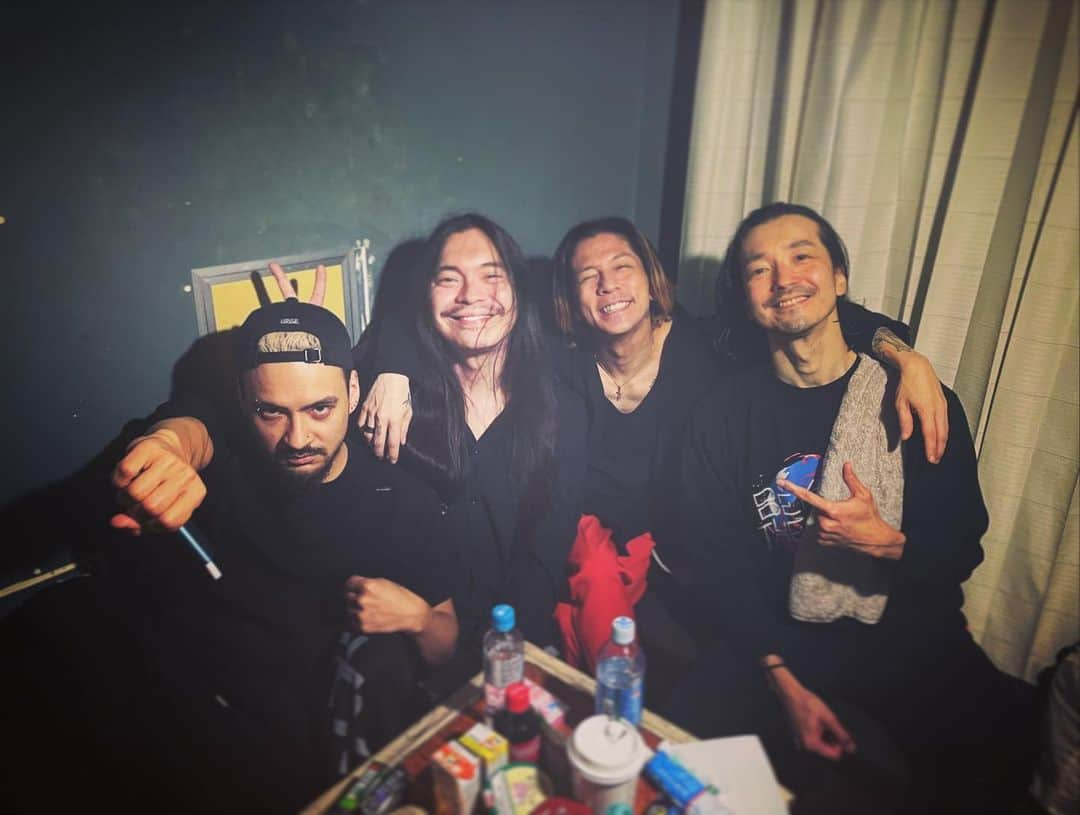 降谷建志のインスタグラム：「Pablo Band 皆Sound GardenとかNirvanaとかNINとかやってんのに趣旨間違えてる人通りますﾄｺﾄｺ(((((* -᷅ ̫̈-᷄ )  酔いどれバンドマンと音楽を大好きな人達が毎日の様に夜更けのミュージックバーを埋め尽くす日々が早く戻ります様いいいいです  @pablo_japan  @nobuakikaneko_official  @kenken_rize  @hirokihoriko  @gee_ge.official」