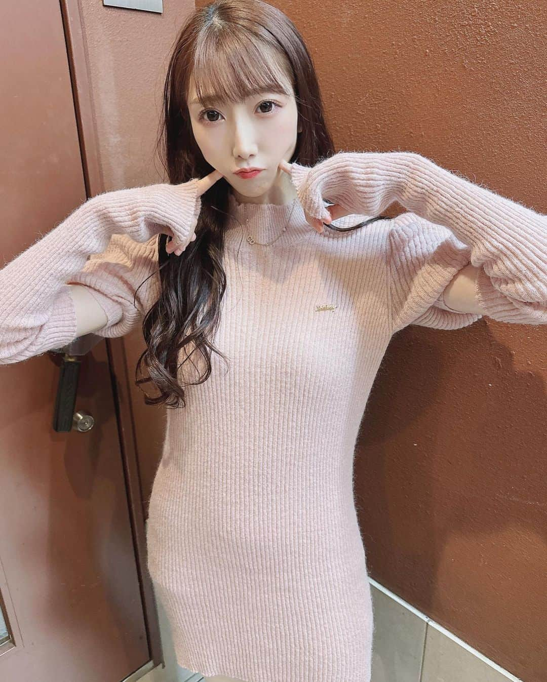 愛迫みゆさんのインスタグラム写真 - (愛迫みゆInstagram)「こないだの私服(*´ч ` *)💗  愛乙女☆DOLLの 現体制ラストライブだったので やっぱりピンクで🌸💕💕  見届けられて本当に良かった☺️ ゆりちゃんと号泣でした🥺✨  あの時代のことも今までの仲間も ぜーーーんぶ一生の宝物です💎🤍  終わった後は3/29に行う 独壇場vol.2のリハでした🎤  らぶどるのライブを見て 歌いたい欲求をすぐに晴らせました✨☀️笑  前回は初回で緊張ガクブルだったけど 皆にソロで歌を三曲も歌えるのは レアだったし皆喜んでくれて 本当に嬉しかったです( *//｀ω´//)💖  今は月一で会える唯一の機会で こうやって"歌"を届けられて 皆に会える事も楽しみなので ぜひきてくれたら嬉しいです💖  全然雰囲気の違う曲達だから たのしみにしててねー✨✨  洋服もその日のために 用意したお洋服だから 着るのも楽しみです💕  みんな元気してる？？🥺✨✨ なにしてるの？？🥺💕  #code #lillilly  #selfie #selca #セルカ #followme #フォローミー #instagood #instagram #codenate #fassion #instagood」3月28日 1時14分 - aisakomiyu