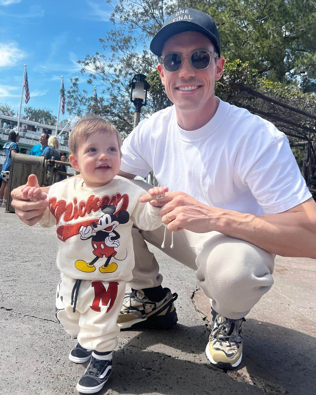 ケイラ・ユーウェルさんのインスタグラム写真 - (ケイラ・ユーウェルInstagram)「Jones’ First Trip to Disneyland!!  We made it on the Jungle Cruise for his first ride, which felt very fitting. Indiana Jones would have been perfect but apparently they don’t let 9 month old babies on.」3月28日 1時16分 - kaylaewell