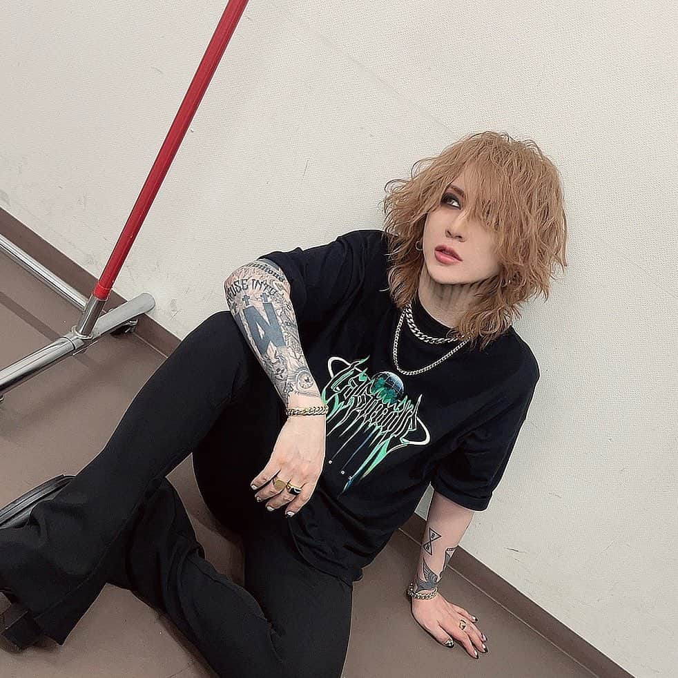 RUKI のインスタグラム：「豊洲、お疲れ様でした🙏 コロナ禍を跨いだ自分達も経験した事のない全てが 詰まっていたアルバムMASS と、 それを引っ提げて全国を回ったツアーでした。  今日MCでも話しましたが、 目まぐるしく変化する世の中に飲み込まれず、 the GazettEはバンドとして何も変わる事なく 自分達が想う形で真っ直ぐに筋を通せた事、 胸を張って不変だったと言えます。  そして皆もガイドラインやルールを守った上で 変わらずに着いてきてくれた事、  本当に、心から誇りに思っています。 改めて皆んな本当にありがとう。  皆んなと共に貫いてきたからこそ、回り切れたツアーだったと思います。  全部が今までに無い出来事だらけのツアーだったよね。  そしてそれでもまっすぐバンドに 向き合い続けた結果として、今までの全てを 昇華させる事が出来る日が7月15日の日本武道館であり、  ここ数年皆んなが溜めてきた物全てを 大きな声に変えてぶつけるに 相応しい場所が日本武道館でもあります。  この全部を含めて現在の自分達が最高だと証明出来る日が きっとその日なんだと思ってます。  ここに連れて行って皆んなで叫べる日が今は生きる糧です。  今まで声が出せなかった分全力で拍手してくれたり、 至る所で自分のファンは格好良かった。  出来る全てで応えてくれた全国の皆んなと1つ1つ 作り上げてきたツアーは、 自分の人生のかけがえのない宝物になりました。  そんな皆んなの声が数年振りに聞けるのかと思うと今から胸が熱くなります。  ツアーファイナル、日本武道館。 最高の締めくくりにすると誓います🔥🔥🔥  皆んなでthe GazettE史上最高の1日にしよう。  沢山の感謝を伝えられる日に出来たら。 7月15日、待ってます🙏🕊  #thegazette #mass #tourfinal #日本武道館」