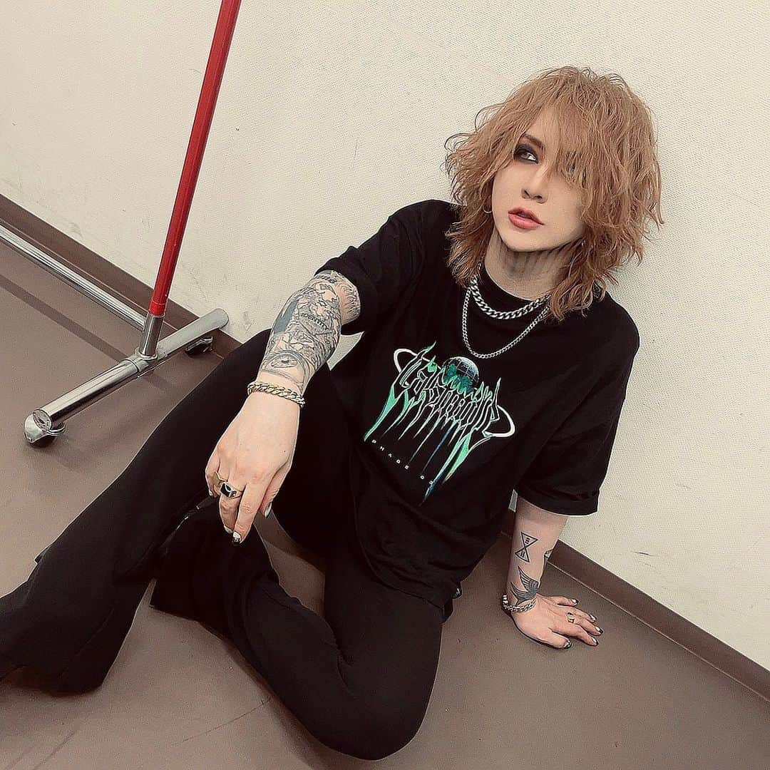 RUKI さんのインスタグラム写真 - (RUKI Instagram)「豊洲、お疲れ様でした🙏 コロナ禍を跨いだ自分達も経験した事のない全てが 詰まっていたアルバムMASS と、 それを引っ提げて全国を回ったツアーでした。  今日MCでも話しましたが、 目まぐるしく変化する世の中に飲み込まれず、 the GazettEはバンドとして何も変わる事なく 自分達が想う形で真っ直ぐに筋を通せた事、 胸を張って不変だったと言えます。  そして皆もガイドラインやルールを守った上で 変わらずに着いてきてくれた事、  本当に、心から誇りに思っています。 改めて皆んな本当にありがとう。  皆んなと共に貫いてきたからこそ、回り切れたツアーだったと思います。  全部が今までに無い出来事だらけのツアーだったよね。  そしてそれでもまっすぐバンドに 向き合い続けた結果として、今までの全てを 昇華させる事が出来る日が7月15日の日本武道館であり、  ここ数年皆んなが溜めてきた物全てを 大きな声に変えてぶつけるに 相応しい場所が日本武道館でもあります。  この全部を含めて現在の自分達が最高だと証明出来る日が きっとその日なんだと思ってます。  ここに連れて行って皆んなで叫べる日が今は生きる糧です。  今まで声が出せなかった分全力で拍手してくれたり、 至る所で自分のファンは格好良かった。  出来る全てで応えてくれた全国の皆んなと1つ1つ 作り上げてきたツアーは、 自分の人生のかけがえのない宝物になりました。  そんな皆んなの声が数年振りに聞けるのかと思うと今から胸が熱くなります。  ツアーファイナル、日本武道館。 最高の締めくくりにすると誓います🔥🔥🔥  皆んなでthe GazettE史上最高の1日にしよう。  沢山の感謝を伝えられる日に出来たら。 7月15日、待ってます🙏🕊  #thegazette #mass #tourfinal #日本武道館」3月28日 1時20分 - ruki_nilduenilun