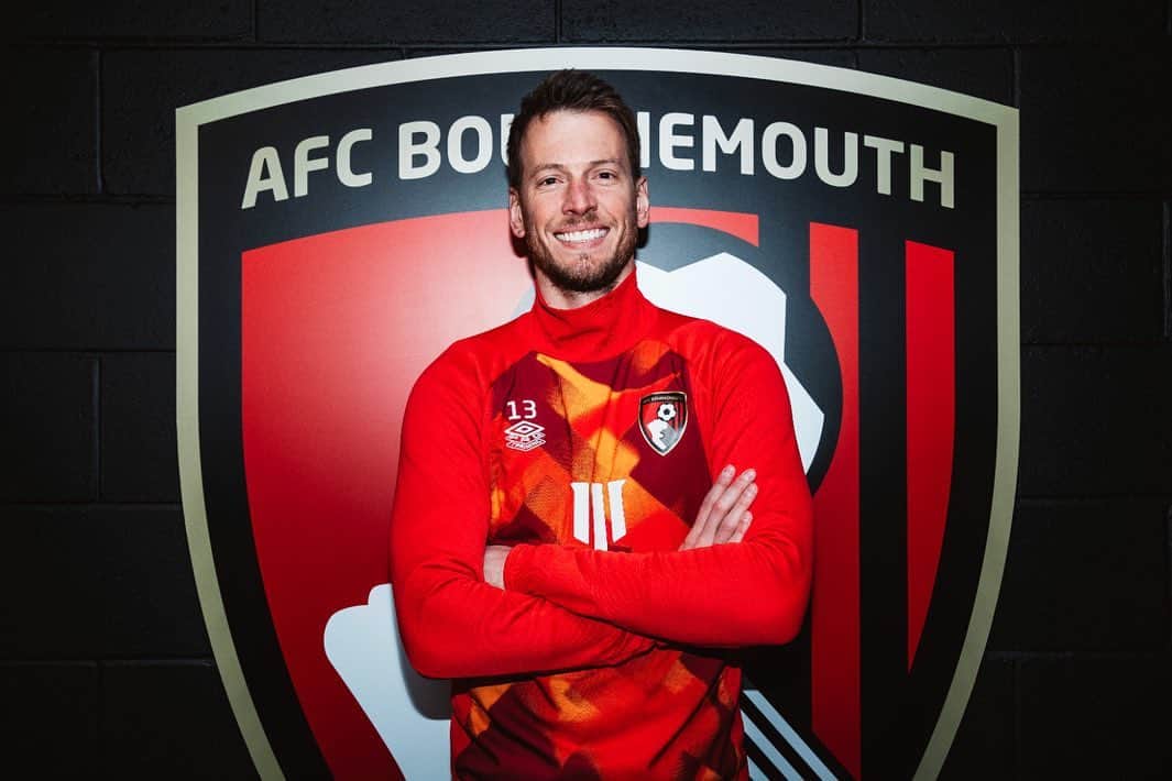 ノルベルト・ムラーラ・ネトのインスタグラム：「I am very excited to announce that I have extended my contract with this amazing club.  It has been a tough journey so far, and there is still a long way to go…  We will give 100% to make sure we stay in the Premier League.  I want to take a moment to express my gratitude to the people working at the club and the fans for their incredible support.   I also want to thank my family for always being there for me, supporting me on through the highs and lows. 🍒🍒🍒」