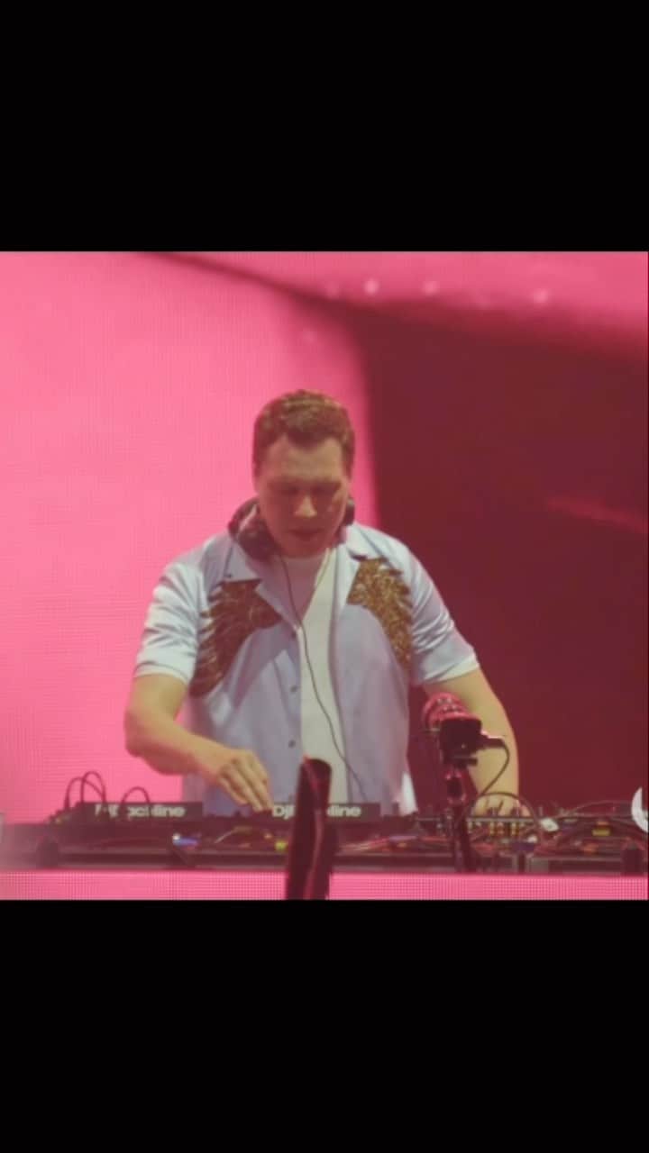 ティエストのインスタグラム：「Dropped my new remix in Miami ! What do you think ??」
