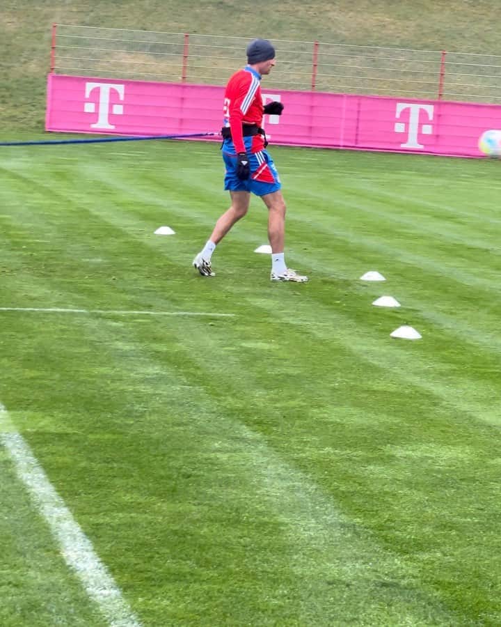 トーマス・ミュラーのインスタグラム：「No pain - no gain…seems to be true with our fitness prof. Holger Broich 🏋🏼‍♂️🔥🥵  The preparation for the upcoming weeks is on. Especially next Saturday we have to show what we’ve got.   #aufgehtsburschen #gemma #klassiker #wichtig #power #training #nursogehts #nopainnogain」