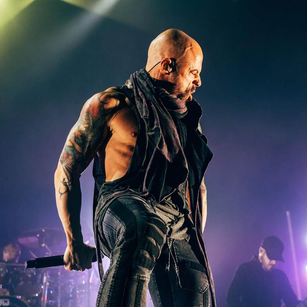 クリス・ドートリーのインスタグラム：「LONDON CALLING   We close out the #UK leg of The Dearly Beloved Tour TONIGHT at the iconic Royal Albert Hall for one last SOLD OUT show 🙏 LET’S GO!!! @royalalberthall   Photos: @hrv_images   #daughtry #chrisdaughtry #uk #england #london #royalalberthall #livemusic」