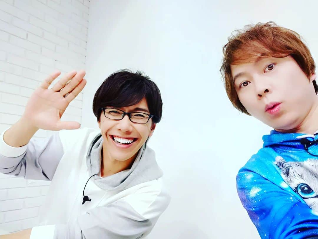 置鮎龍太郎さんのインスタグラム写真 - (置鮎龍太郎Instagram)「#佐藤拓也 くんの配信番組 『佐藤サン、もう1軒 スペシャル 生配信』 にお邪魔してきましたよ♪  #置鮎龍太郎 #佐藤サンあのね  まぁまぁ年齢離れてるはずなのに、オタトークよく弾むの凄いな（笑）  流れでいつか朗読劇に出る事に♪  い、いいだろう！  アーカイブは4月9日まで。  写真はお酒を飲む前の2人（笑）  https://live.tv.rakuten.co.jp/content/448367/?utm_source=twitter&utm_medium=social&utm_campaign=twitter_sei_t230324live_satosansp」3月28日 1時55分 - chikichikiko