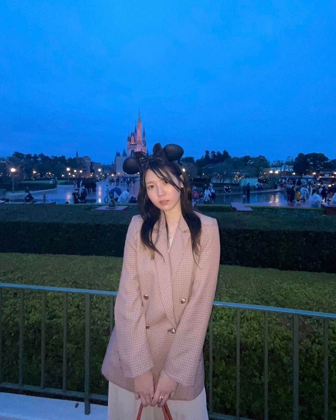 りかこのインスタグラム：「ディズニーランドに行きました JKたち、可愛いし、写真撮るのも上手い。かわいいー！って言いながらバシャバシャ撮ってくれるから、スタジオアリスにいる気分になれてオススメᵔ-ᵔ アトラクション乗ってるとき人々がお手振りしてくれるの嬉しい…お互いなんも知らないけど無条件に肯定し合える感じが幸せ〜さすが夢の国🏰」