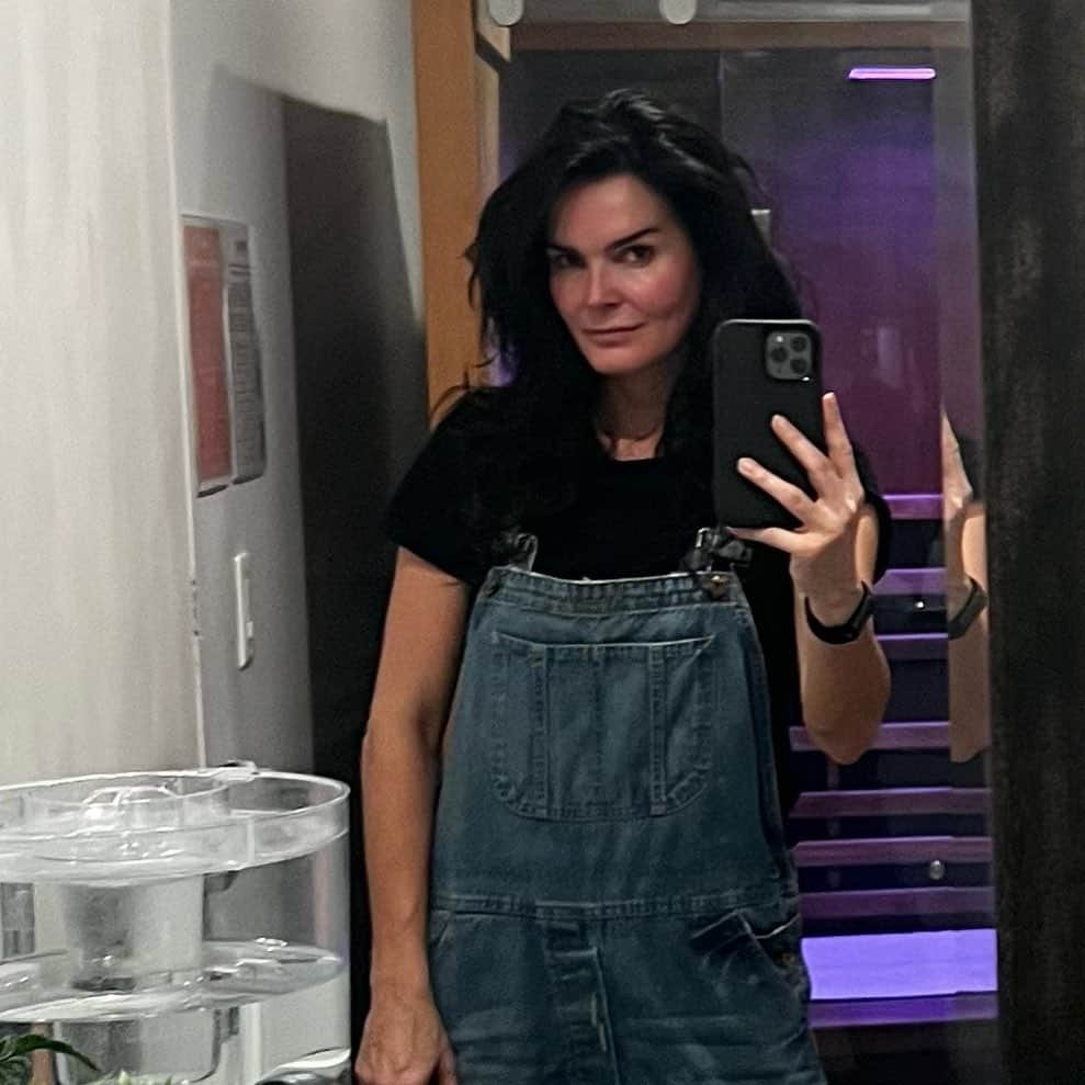 アンジー・ハーモンのインスタグラム：「In my quest to master the selfie I seem to have achieved the “seductive sauna” pose.  With a water jug… & overalls.   Your welcome.   #blessed #grateful #happymonday #sweatitout」