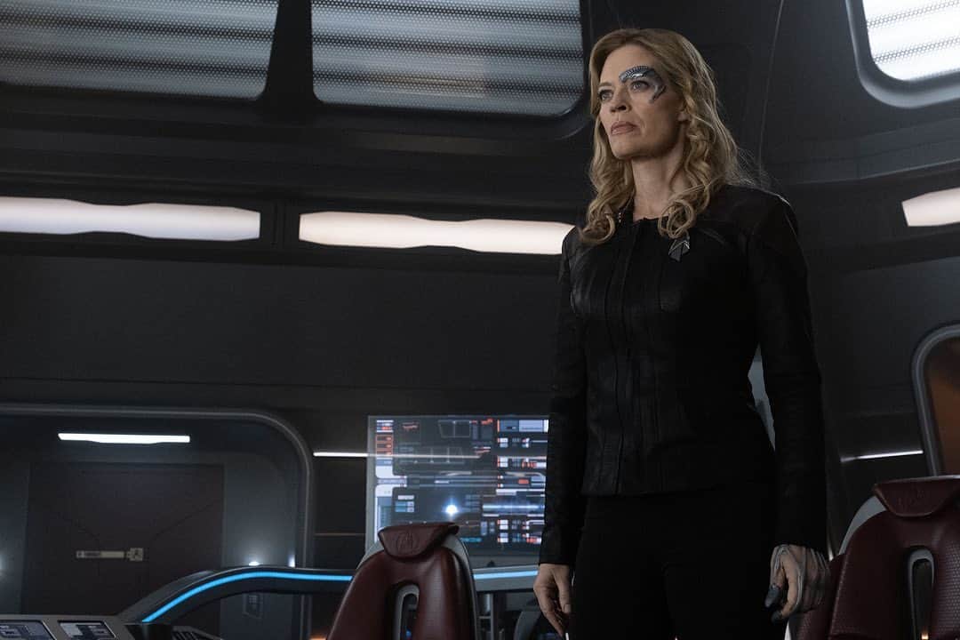 ジェリー・ライアンのインスタグラム：「Let’s just say…s%*# is about to go down… #startrekpicard @startrekonpplus @startrek」