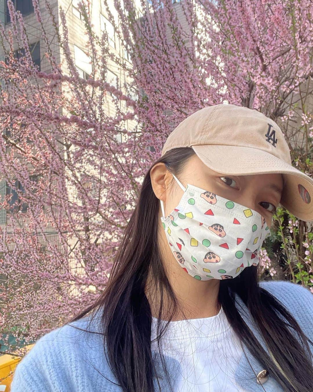 チョン・ソミンのインスタグラム：「꽃그림자 아래서 달뜨는 마음,」