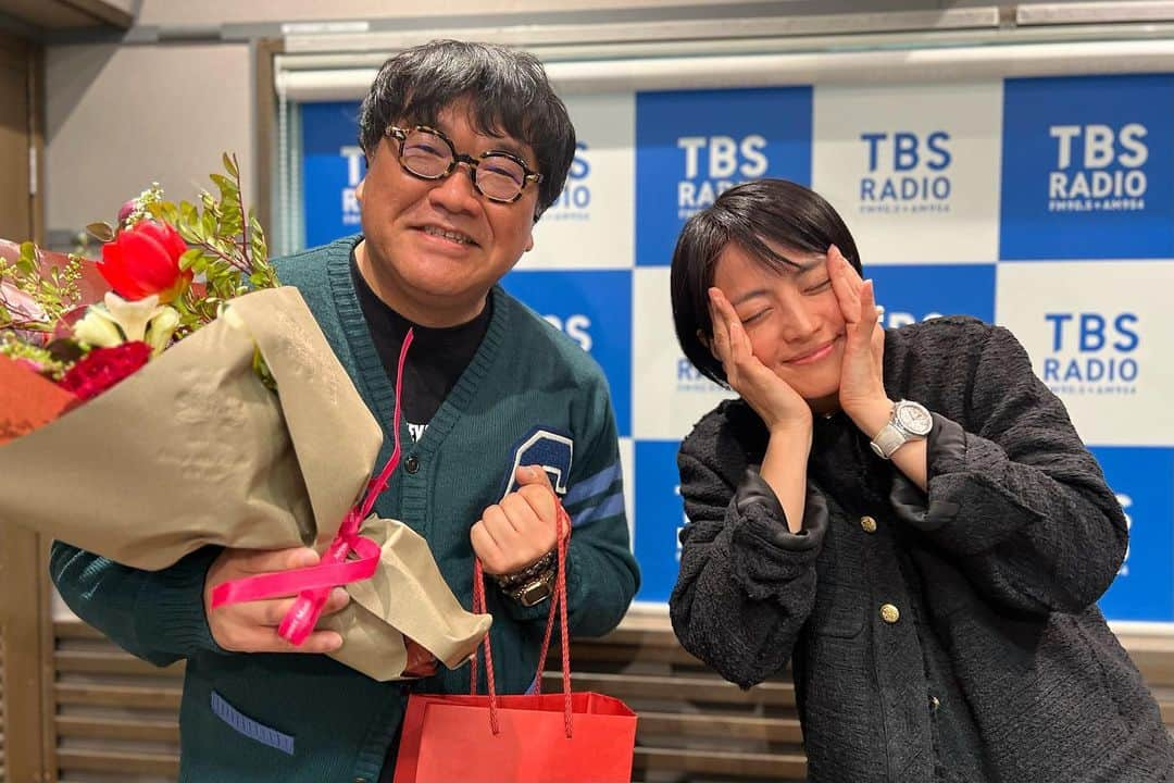 TBSラジオ「たまむすび」さんのインスタグラム写真 - (TBSラジオ「たまむすび」Instagram)「＼月曜のハイライト／  「楽しかった！」。 そう力強く言い切って、 スタジオを去り、 いつものように、いや。 いつもよりそそくさと エレベーターに乗り込む。 そんな竹山おじさんの姿を 見送った珠緒もまた、 「楽しかった！」と、 今日の日記に書くことでしょう。 あのペンで。  #tama954 #たまむすび #赤江珠緒 #カンニング竹山 #小田嶋隆 #武田砂鉄 #週刊ニッポンの空気 #吉田明世 #片桐千晶 #小笠原亘 #生活は踊る #桃屋 #桃屋のかんたんレシピ #牛肉とやわらぎの炊き込みごはん #桃屋の穂先メンマやわらぎ #やわらぎ #てをかえしなをかえキャンペーン開催中🙌 #たくさんの贈り物ありがとうございます🎁  #Twitterのフォローもよろしくです」3月28日 2時17分 - tamamusubi905954