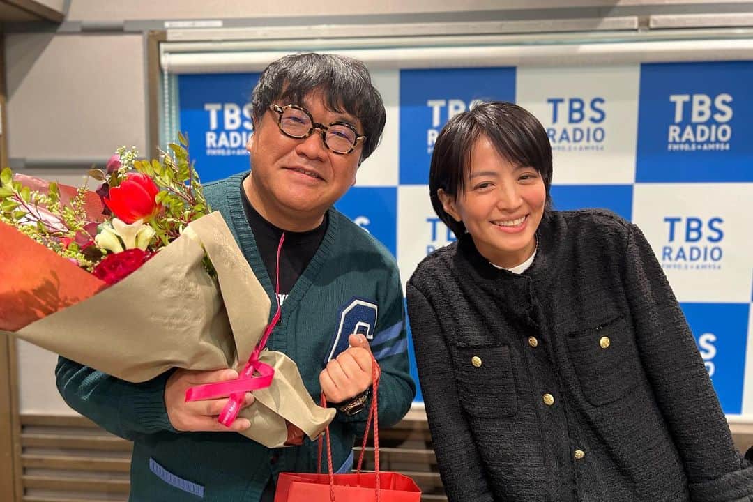 TBSラジオ「たまむすび」さんのインスタグラム写真 - (TBSラジオ「たまむすび」Instagram)「＼月曜のハイライト／  「楽しかった！」。 そう力強く言い切って、 スタジオを去り、 いつものように、いや。 いつもよりそそくさと エレベーターに乗り込む。 そんな竹山おじさんの姿を 見送った珠緒もまた、 「楽しかった！」と、 今日の日記に書くことでしょう。 あのペンで。  #tama954 #たまむすび #赤江珠緒 #カンニング竹山 #小田嶋隆 #武田砂鉄 #週刊ニッポンの空気 #吉田明世 #片桐千晶 #小笠原亘 #生活は踊る #桃屋 #桃屋のかんたんレシピ #牛肉とやわらぎの炊き込みごはん #桃屋の穂先メンマやわらぎ #やわらぎ #てをかえしなをかえキャンペーン開催中🙌 #たくさんの贈り物ありがとうございます🎁  #Twitterのフォローもよろしくです」3月28日 2時17分 - tamamusubi905954