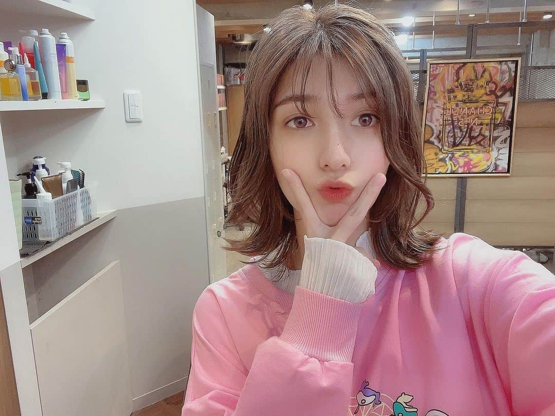 小田あさ美のインスタグラム：「髪バッサリ切って イメチェンしましたー❤️  #talent #model #newhair  #ピース #自撮り#美容室」
