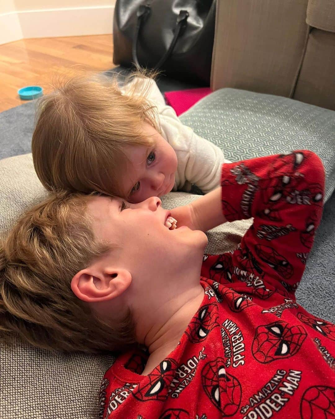 アレハンドロ・フェルナンデス・イグレシアスのインスタグラム：「Mis niños. Mi todo. 🧡 #Carla #MiniAlex」