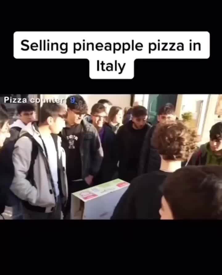のインスタグラム：「We’re sorry @geeanzalone had such a rough day 🍕   (Repost: @pizzaboyzzz)」