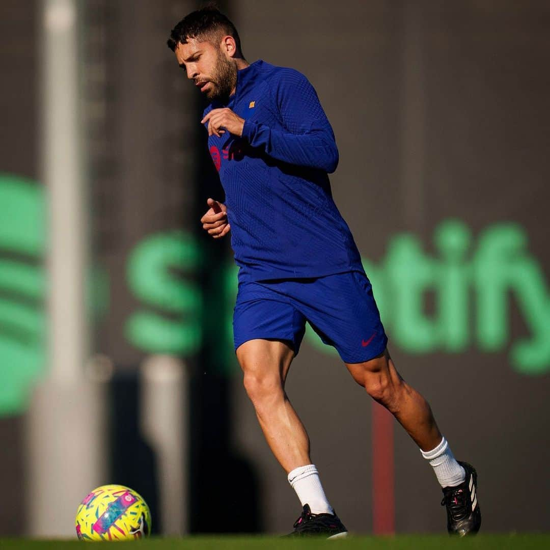 ジョルディ・アルバさんのインスタグラム写真 - (ジョルディ・アルバInstagram)「Lunes de vuelta a los entrenamientos. @fcbarcelona 💪🏻🔵🔴」3月28日 3時05分 - jordialbaoficial