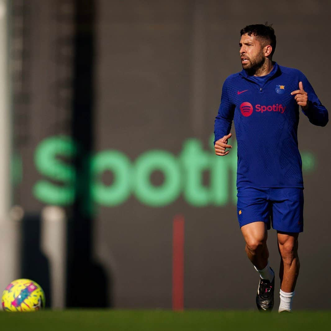 ジョルディ・アルバさんのインスタグラム写真 - (ジョルディ・アルバInstagram)「Lunes de vuelta a los entrenamientos. @fcbarcelona 💪🏻🔵🔴」3月28日 3時05分 - jordialbaoficial