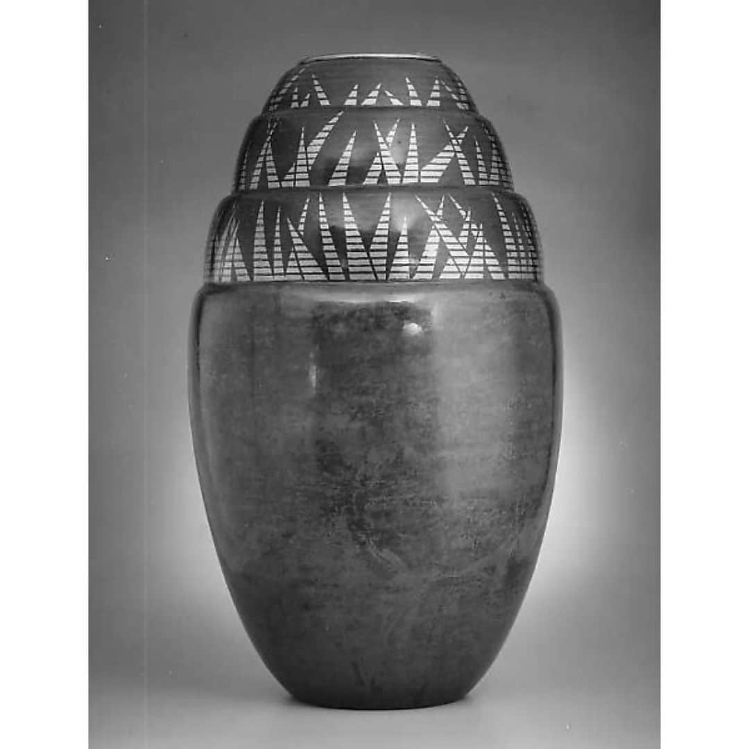 THE ROWのインスタグラム：「Jean Dunand; ‘Vase’, 1925」