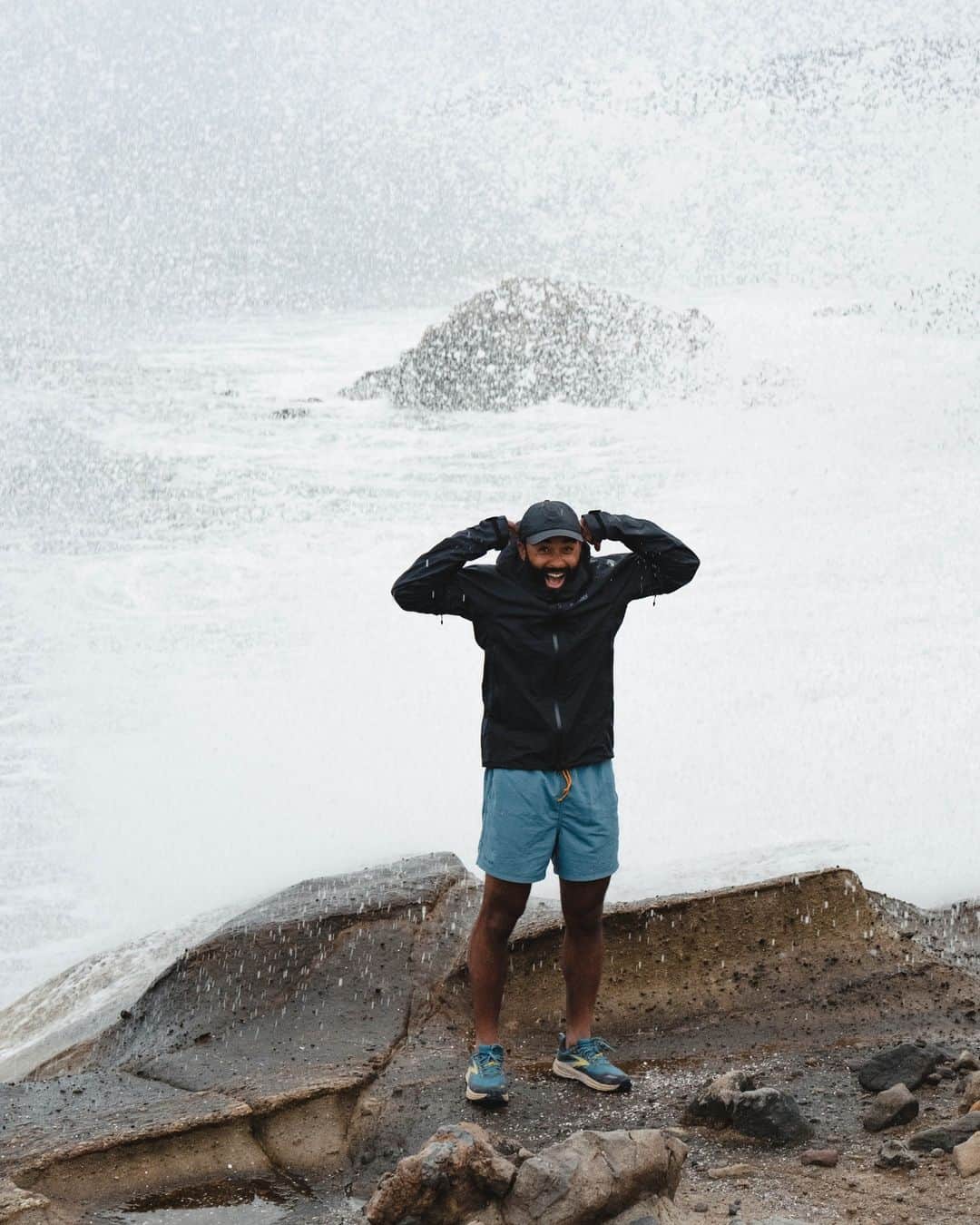 のインスタグラム：「Make a splash on your next rainy adventure with the Minimalist Pro Gore-Tex shell--a water & wind proof must-have on your back (or in your pack) for everything from seaside shenanigans and serious backpacking miles to flagging taxis downtown.  Photos: @biancagermain  #Marmot」