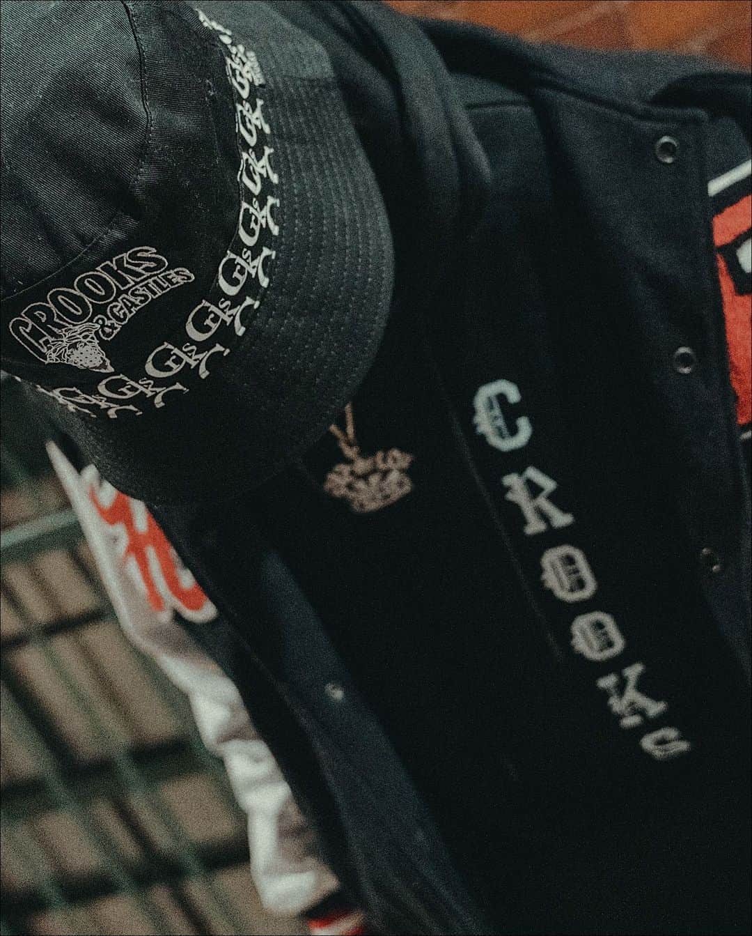 Crooks & Castlesのインスタグラム：「@heartbreakmosa in the Crooks Medusa Bit Hoodie & Curve Lux Bucket Hat 💨⁠ ⁠ #streetwear #crooksandcastles #apparel」