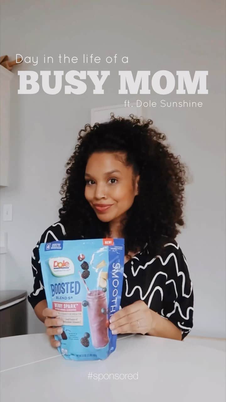 Dole Packaged Foods（ドール）のインスタグラム：「The award-winning Dole Boosted Blends Berry Spark Smoothie is the perfect way for busy moms to start their day!  📸: @curlswithapromise」