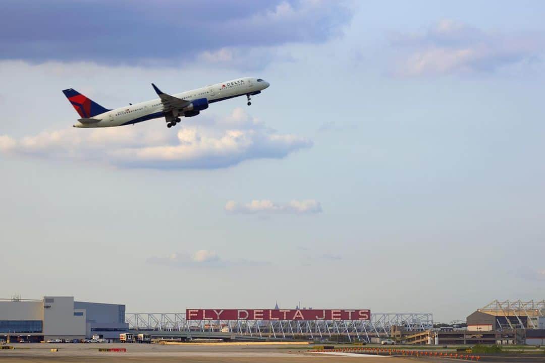 デルタ航空のインスタグラム：「Flying into the new season ✈️🌻  Photo: @plane_mochanic」