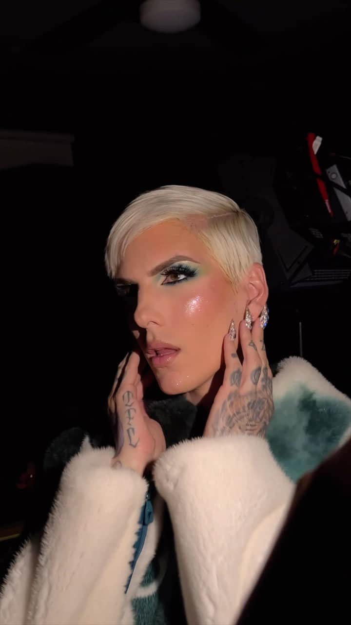 Jeffree Star Cosmeticsのインスタグラム：「Hold your breath no longer because you too can sparkle like @jeffreestar 👀 Our stunning array of highlighter options offer something for everybody. Whether you’re more of a glowy goddess (opt for our Skin Frost), or a glittery god (opt for Extreme Frost) or somewhere in the middle (Supreme Frost is perfect for that), we’re sure you’ll be more than satisfied! 😏⭐️✨  @thekamua used the gorgeous Extreme Frost in “Lick My Glit” 💗  #jeffreestarcosmetics #jeffreestar #extremefrost #highlighters #beauty」
