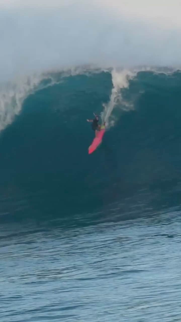 フェリシティー・パルマティアーのインスタグラム：「@flickpalmateer is your #RedBullMagnitude Breakthrough Performer of the Year! What a winter it’s been for Flick 🙌  #BigWaveSurfing #Surfing #Hawaii」
