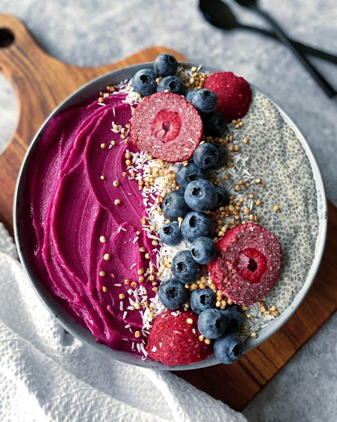 Vitamix Global Headquarters Real foodのインスタグラム：「Which smoothie bowl do you want to try? Comment with 💗💙💚 below to vote! • 💗 📸 : Pink Smoothie Bowl @rachel.nordhus (IG) 70g frozen strawberries 270g pink pitaya {fresh/frozen} 50g frozen pineapple 2 1/2 frozen bananas {very ripe & pre-sliced} 50ml unsweetened almond milk • 💙 📸 : Superberries Smoothie @snackx4me (IG) Cup of frozen mixed berries (strawbs, blubes, raspberries, redcurrants & blackcurrants)  Cup of frozen mango  Splash of superberries drink theberrycompany  Tsp ocean blend & alkalising blend unicornsuperfoods  Topped off with a nutty choc ball loveraw  Pecans hollandandbarrett  • 💚 📸 : @sweetnutrition_byale (IG) 🥛a cup of hazelnut milk 🥑half of a small avo 🍐half of a medium pear 🥬a small handful of mixed greens 🥄2 tbsp of vanilla plant-based protein (ALESSANDRA10 for 10% off nuzest_europe😊) 🥄1 tbsp of soaked chia and flax seeds 🥄a generous pinch of cinnamon 💧more milk or water to blend until smooth. Start with 1/2 cup • #repost #rachelnordhus #snackx4me #sweetnutrition_byale #vitamix #myvitamix」