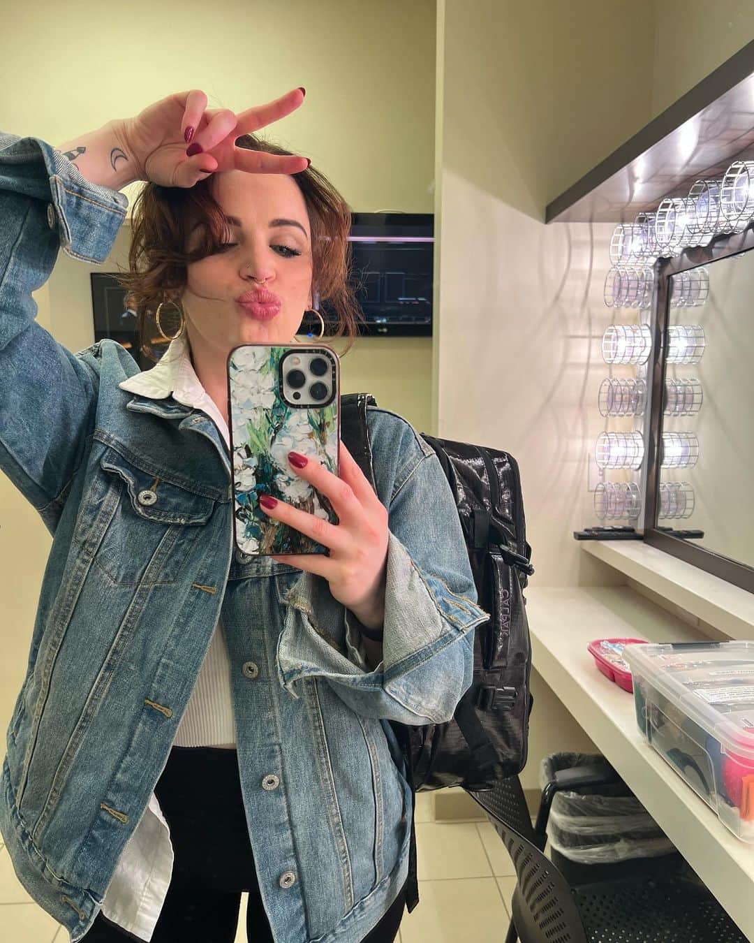リンジー・ピアースのインスタグラム：「Vegas, baby 💃🏻  1) everyone working at the @smithcenterlv are gifts to this industry.  2) hopefully their pretty faces distract you from my left foot.  3) the best cinnamon roll I’ve ever had? ty for last day brekkie @sanctu 💛  4) baby’s first pre-show announcement  5) mama y papa  6) @cirquedusoleil ‘s Ka was… the best thing I’ve EVER seen?  7) bday beebee  8) my dad is, in fact, the coolest (just ask him about his love affair with music from the 60’s-late 80’s)  9) another day, another slay  10) the only way to end a rewarding 8 show week w/ @meangirlsbway is with @frostedminiwheats」