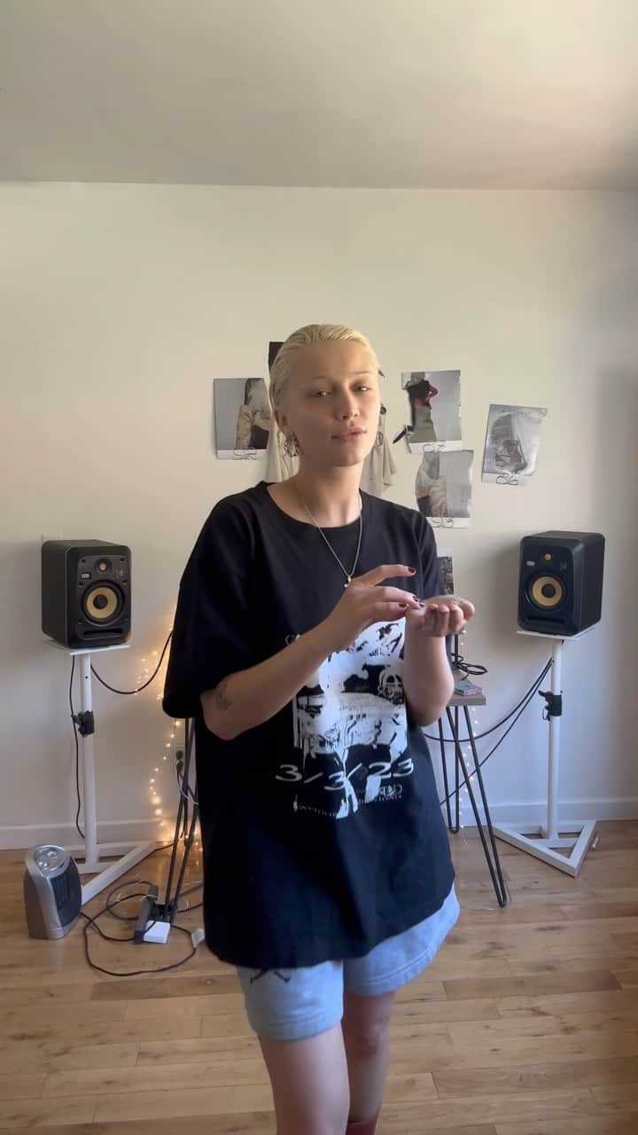 ケイリン・ルッソのインスタグラム：「Your mind is a vacation, love the way you say shiiiii 🌞 how many of you have gotten ready to this song lol」