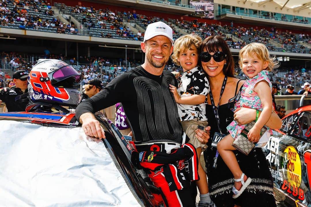 ジェンソン・バトンのインスタグラム：「So special having my family at my first @nascar race supporting me, love you guys ♥️  📸 @hhinsonphoto photo 1,4 📸 @huck93 photo 2,3,5,6」