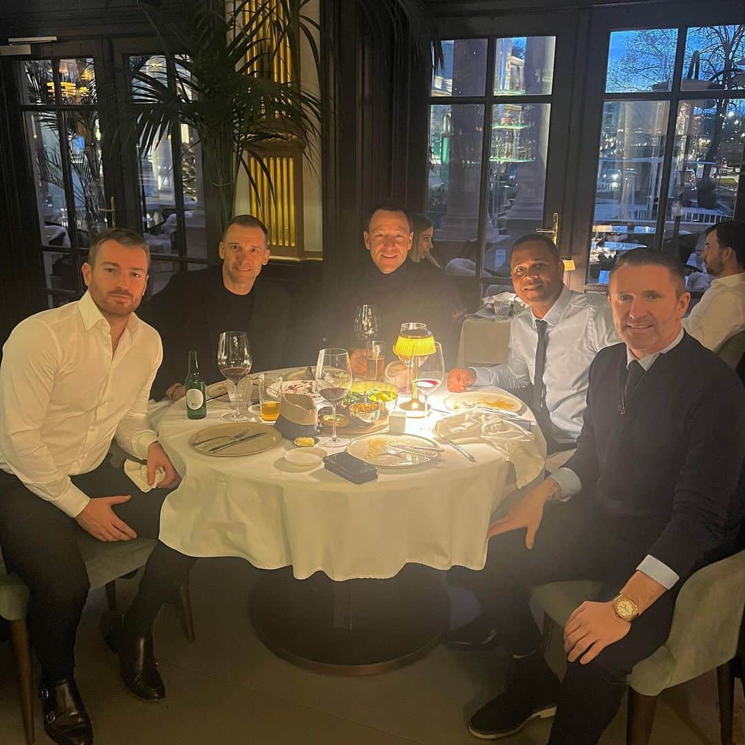 ジョン・テリーのインスタグラム：「Dinner in Budapest 🇭🇺 🍷⚽️ @andriyshevchenko @robbiekeane @patrickkluivert9 @robhughes__  @uefa_official @fifa @entourage_sport」
