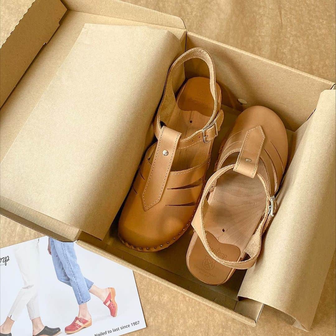のインスタグラム：「Mary Jane + Ankle strap for extra stability #customtroentorp  . . . #troentorp #troentorps #customclogs #custommade #clogging #cloglove #clogsandals #clogstyle #clogsoftheday #mulesandals #muleshoes #clogshoes #swedishclogs #woodenclogs #woodenheel #woodensandals #womenclogs #handmadeclogs #träskor #craftsmanshipmatters」
