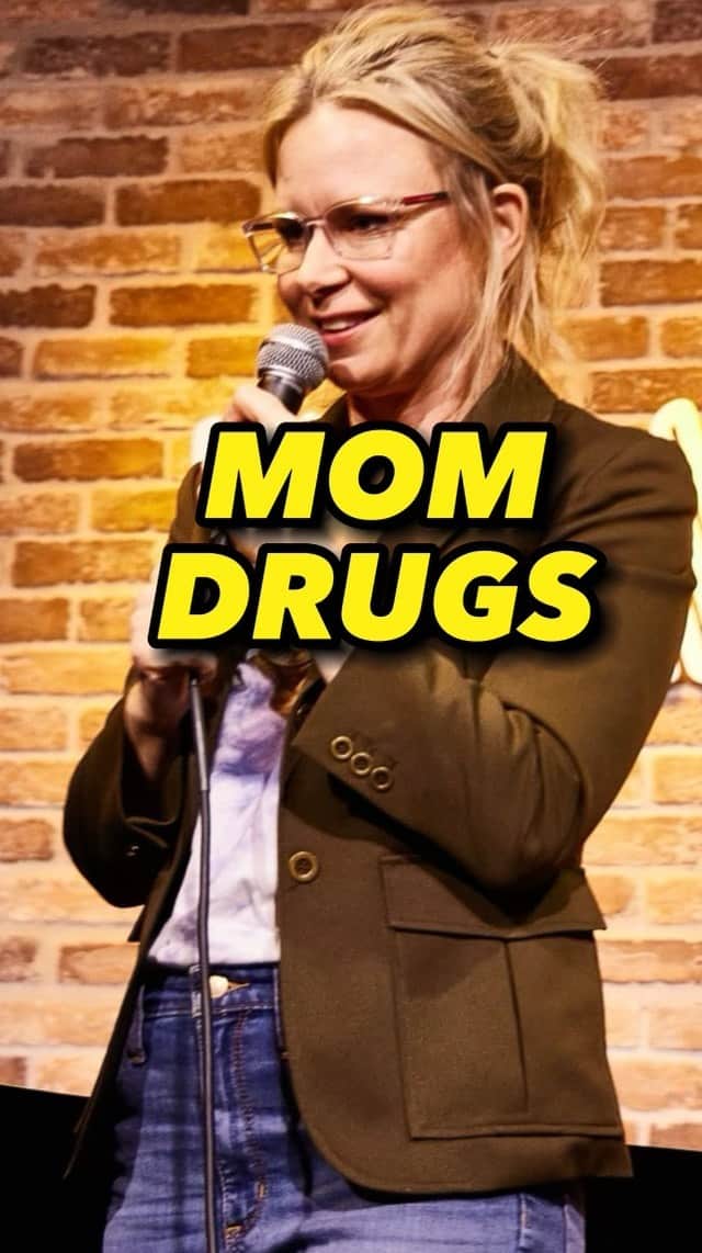 メアリー・リン・ライスカブのインスタグラム：「Hugs not drugs #cool #questionable #funmom #hugsnotdrugs #doit #momhigh #love #parenting」