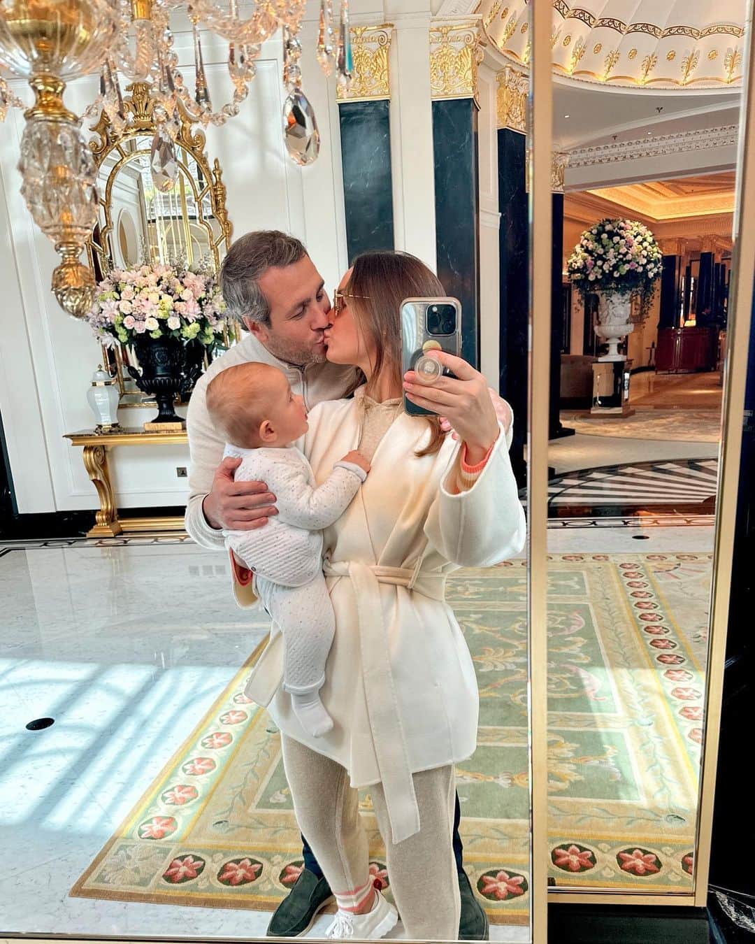 サム・フェアーズのインスタグラム：「A morning with these two 🥰」
