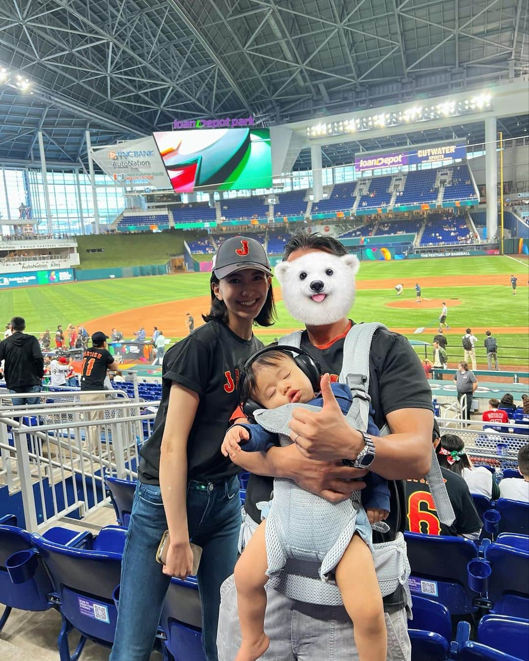 大出千尋のインスタグラム：「. WBCの準決勝、日本×メキシコ戦を観に Miami LoanDepot Parkに行ってきました！ 1週間経っても興奮冷めやらぬで振り返っています⚾️ 前半は苦戦でしたが、後半7回裏の吉田選手の同点3ランホームラン、9回裏の大谷選手の2ベースヒット、そして村上選手の逆転さよなら🥹 会場中劇的勝利に湧き上がり、隣にいたメキシコ人のサポーターともハイタッチして大興奮でした！ 最後の最後まで諦めない選手達の思いが伝わる最高な試合でした✨ 感動をありがとう♡ そして優勝おめでとうございます✨ . . #WBC#wbc2023#miami  #loandepot#ローンデポパーク#マイアミ #侍ジャパン」