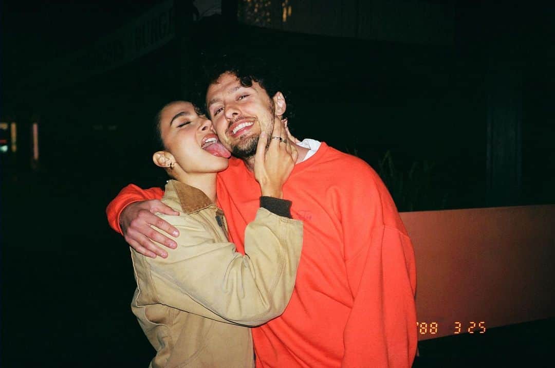 のインスタグラム：「Happy birthday, bf!!!!  Thanks for being my best friend, going to the restaurant behind us in this photo, as many times as I want and never complaining.  Here’s to more of me having to leave the room after you binge eat and hearing TAHAAA everyday. I love you 🌙」