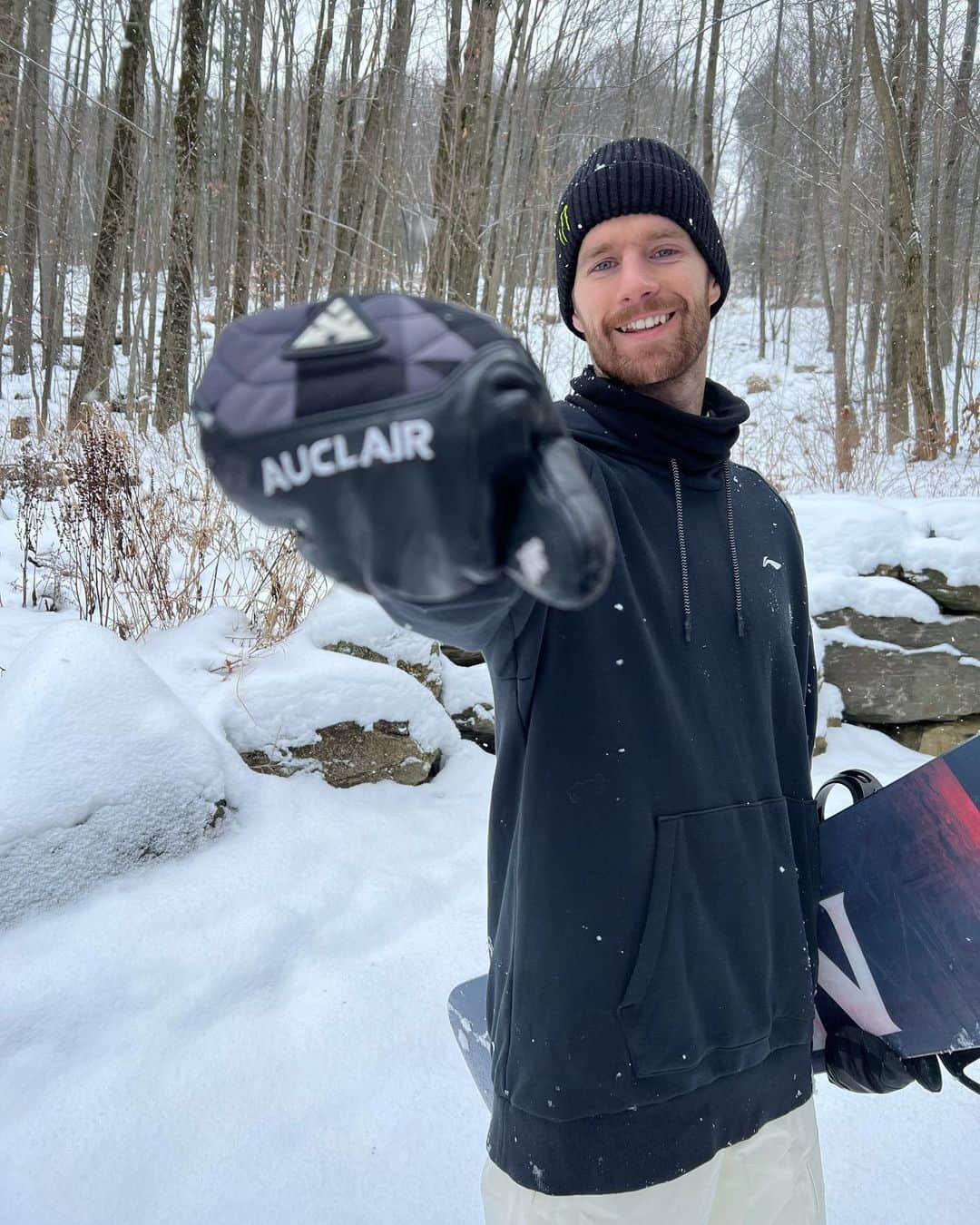 マックス・パロットのインスタグラム：「Been wearing the same mitts for 2 years now! They are just too comfy and durable!!! I used to change pair every couple weeks! 😂 @auclairsports 🙌🏻」