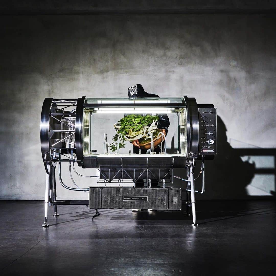 東信さんのインスタグラム写真 - (東信Instagram)「Encapsulated environmental system: Paludarium MASASHI  【密閉型環境実験システム・パルダリウム 正志（マサシ）】  Size: W1,660 x D745 x H1,250mm   Paludarium, a small conservatory invented in England in the 19th century, is a plant protection machine that has been later exhibited at the Paris Expo and such. People placed a precious plant shipped from foreign lands inside of a glass-walled container, and appreciated watching its growing cycles at different lands and at their home far away from the plant’s own home. The series of “Paludarium” is a result of new interpretation of Paludarium, which is now equipped with various functions and transformed into a contemporary encapsulated environmental system. “Paludarium MASASHI”is the 7th version of this series.  パルダリウムと呼ばれる小さな温室は19世紀のイギリスで発明され、その後パリ万博にも出展された植物保管機である。ガラス張りの容器の中に異国の地から運ばれてくる貴重な植物を入れ、人々はその生育のサイクルをまた別の土地で、遠く離れた自国で観賞するために使用した。このパルダリウムに新たな解釈を施し、さまざまな機能を装備することで密閉型環境システムとして現代に置き換えた作品がパルダリウムシリーズであり、【パルダリウム マサシ】は本シリーズの第7弾となる。  #azumamakoto  #shiinokishunsuke  #amkk #paludarium #masashi #東信花樹研究所 #東信 #7号機」3月28日 5時46分 - azumamakoto