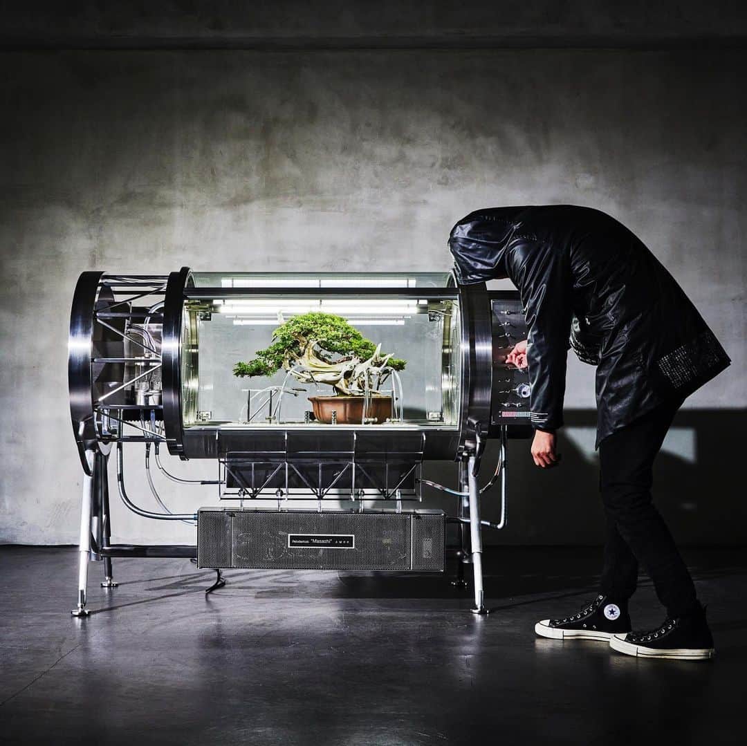 東信さんのインスタグラム写真 - (東信Instagram)「Encapsulated environmental system: Paludarium MASASHI  【密閉型環境実験システム・パルダリウム 正志（マサシ）】  Size: W1,660 x D745 x H1,250mm   Paludarium, a small conservatory invented in England in the 19th century, is a plant protection machine that has been later exhibited at the Paris Expo and such. People placed a precious plant shipped from foreign lands inside of a glass-walled container, and appreciated watching its growing cycles at different lands and at their home far away from the plant’s own home. The series of “Paludarium” is a result of new interpretation of Paludarium, which is now equipped with various functions and transformed into a contemporary encapsulated environmental system. “Paludarium MASASHI”is the 7th version of this series.  パルダリウムと呼ばれる小さな温室は19世紀のイギリスで発明され、その後パリ万博にも出展された植物保管機である。ガラス張りの容器の中に異国の地から運ばれてくる貴重な植物を入れ、人々はその生育のサイクルをまた別の土地で、遠く離れた自国で観賞するために使用した。このパルダリウムに新たな解釈を施し、さまざまな機能を装備することで密閉型環境システムとして現代に置き換えた作品がパルダリウムシリーズであり、【パルダリウム マサシ】は本シリーズの第7弾となる。  #azumamakoto  #shiinokishunsuke  #amkk #paludarium #masashi #東信花樹研究所 #東信 #7号機」3月28日 5時46分 - azumamakoto
