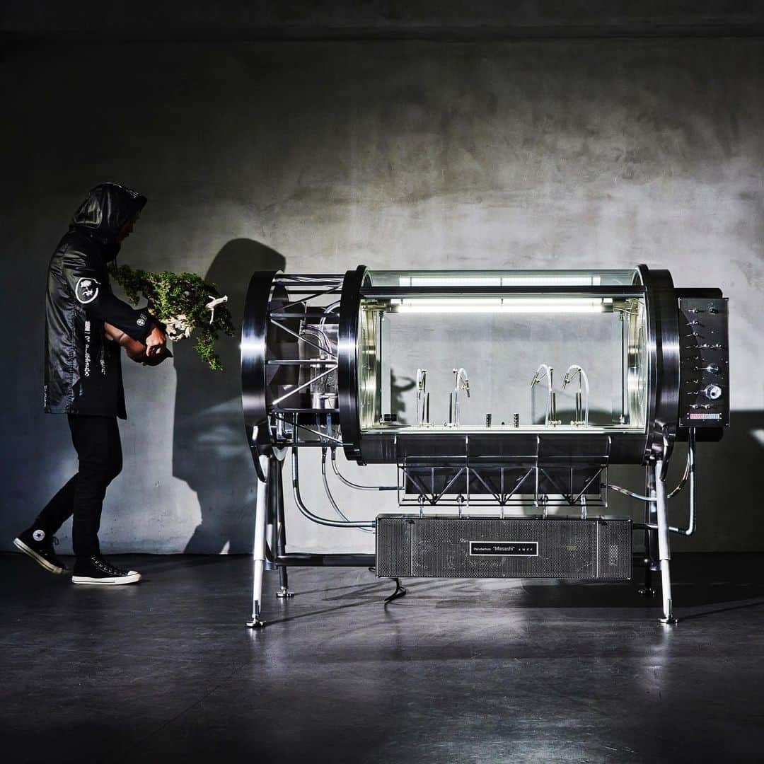 東信のインスタグラム：「Encapsulated environmental system: Paludarium MASASHI  【密閉型環境実験システム・パルダリウム 正志（マサシ）】  Size: W1,660 x D745 x H1,250mm   Paludarium, a small conservatory invented in England in the 19th century, is a plant protection machine that has been later exhibited at the Paris Expo and such. People placed a precious plant shipped from foreign lands inside of a glass-walled container, and appreciated watching its growing cycles at different lands and at their home far away from the plant’s own home. The series of “Paludarium” is a result of new interpretation of Paludarium, which is now equipped with various functions and transformed into a contemporary encapsulated environmental system. “Paludarium MASASHI”is the 7th version of this series.  パルダリウムと呼ばれる小さな温室は19世紀のイギリスで発明され、その後パリ万博にも出展された植物保管機である。ガラス張りの容器の中に異国の地から運ばれてくる貴重な植物を入れ、人々はその生育のサイクルをまた別の土地で、遠く離れた自国で観賞するために使用した。このパルダリウムに新たな解釈を施し、さまざまな機能を装備することで密閉型環境システムとして現代に置き換えた作品がパルダリウムシリーズであり、【パルダリウム マサシ】は本シリーズの第7弾となる。  #azumamakoto  #shiinokishunsuke  #amkk #paludarium #masashi #東信花樹研究所 #東信 #7号機」