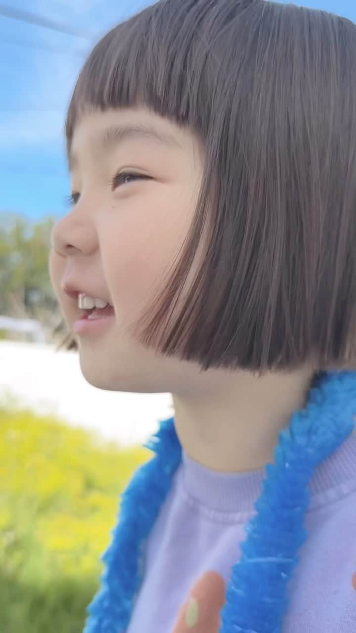 三苫愛のインスタグラム：「あれ？体調悪かったはずじゃ、、？ まぁいっか。ヘアカットしよう。 ということでバッサリカット✂︎ She was not feeling well this morning but she looked totally fine when I told her school about her absence 🤷🏻‍♀️ then I came here for her haircut 🧒🏻 @hakumifu」