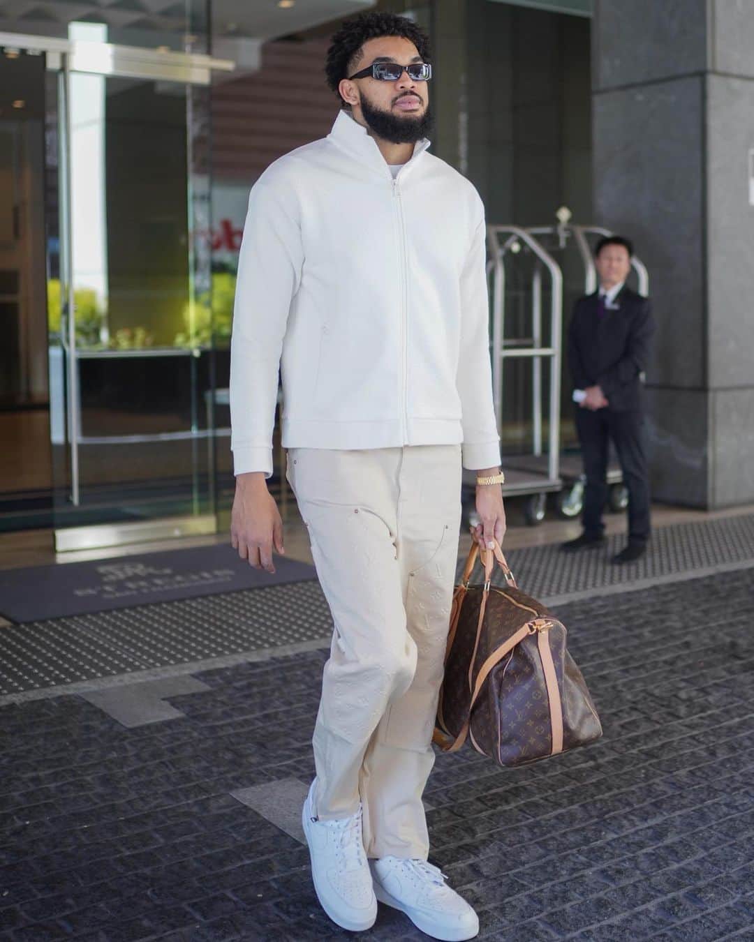 カール＝アンソニー・タウンズのインスタグラム：「My @louisvuitton account doing numbers.」