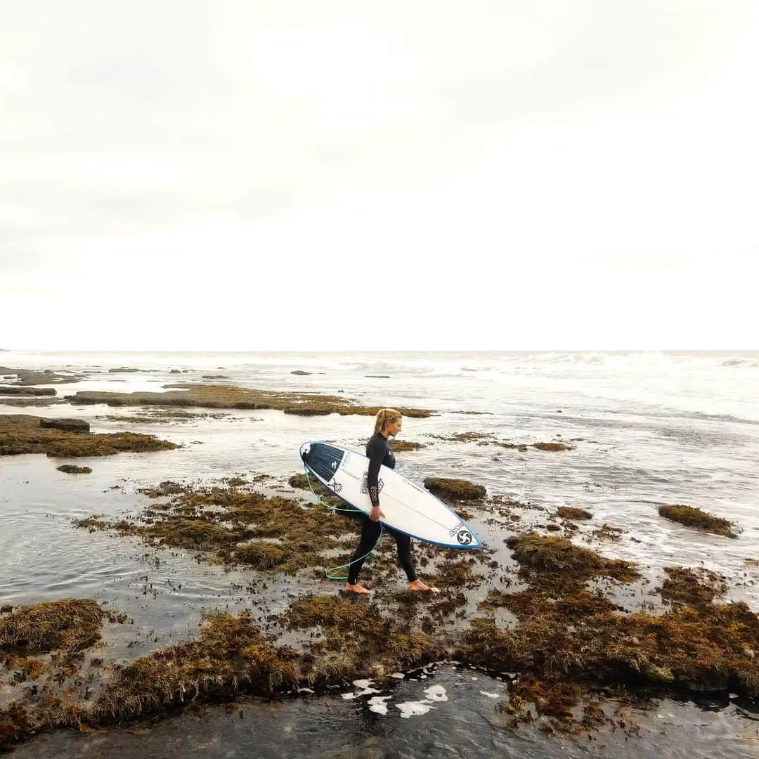 レイキー・ピーターソンのインスタグラム：「Good to be back at Bells 🔔 … My second home 💕  • This weeks video just went live. Talking boards, training and some fun free surfing. Go check it out ⚡️」