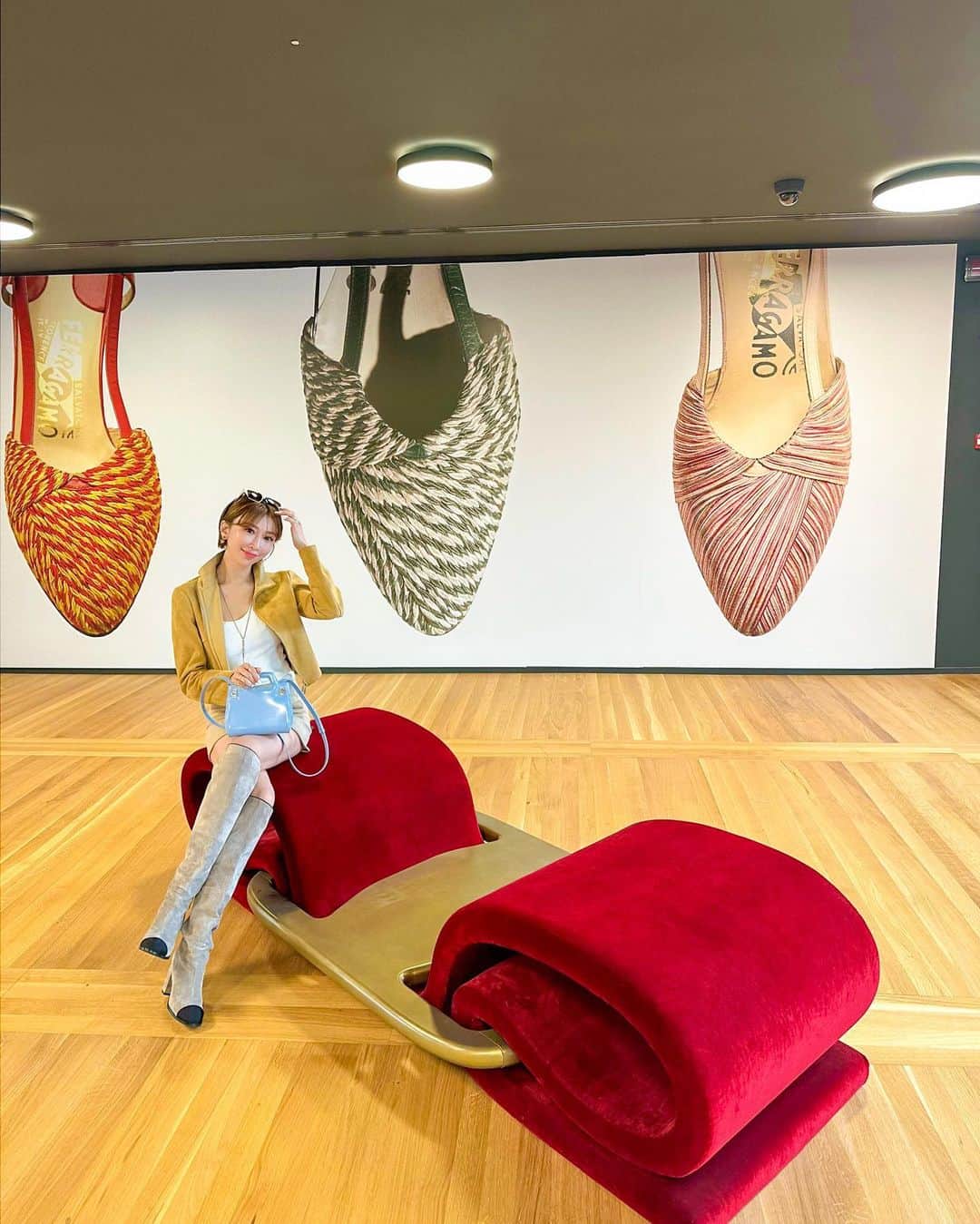 JUNKO（飯田順子）のインスタグラム：「🇮🇹フィレンツェ🇮🇹 @ferragamo の本社の 工房にも行かせてもらいました 一枚目の写真はあのヴァラリボンがソファーになってた🎀 ・ マリリンモンローの木型❤️みれるなんて😍😍 ・ 偉大なる靴職人ザルバトーレフェラガモさんの歴史、ワンダ夫人、長女フィアンマさん、そしてファミリーの皆様のお話しも✨ 戦後はコルクでヒールの部分を👠作っていたことに驚きましたがとてもコルクのヒールはオシャレだった💓 ・ 数々の苦難を乗り越えて 絶対に自分を曲げない強い意志で 靴屋になるべくして生まれてきた方なんだなと✨ ・ 世界中の王侯貴族に愛されるブランドになった経緯を 聞けば聞くほど もっと好きになった1日でした❤︎ ・ #firenze#firenze🇮🇹 #イタリア#italy  #フィレンツェ#ferragamoshoes #ferragamo#salvatoreferragamo  #サルバトーレフェラガモ #フェラガモ #木型#工房#ミラノファッションウィーク #milanofashionweek #ヴァラリボン」