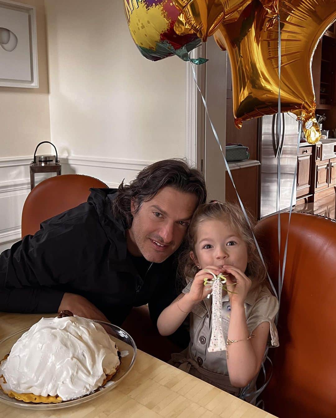 ヴィタ・シドルキナのインスタグラム：「Spent the whole Sunday making our daddy’s favorite cake quietly while he was watching TV in another room 😂❤️  In order to surprise him for his b-day this morning 🥹 happy b-day my love」